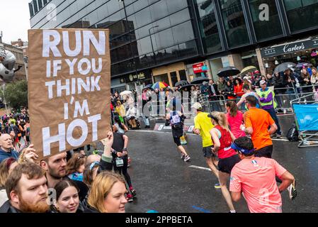 Tower Hill, Londra, Regno Unito. 23rd Apr, 2023. Circa 45.000 persone partecipano alla maratona di Londra TCS 2023, tra cui i migliori corridori d'élite del mondo e gli atleti in carrozzina. La massa di club & corridori divertimento segue, con molti che sollevano grandi somme per la carità. Targhetta di supporto umoristico Foto Stock