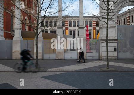 Il Victoria and Albert Museum da Exhibition Road, Londra, Regno Unito Foto Stock