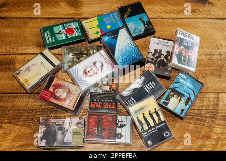 Una collezione di cassette musicali originali degli anni '1970s - '1990s, sparse su un tavolo di legno, come le vendite di cassette ha colpito un 20 anno di altezza questo mese. Foto Stock