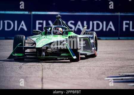 Berlino, Germania. 23rd Apr, 2023. Motorsport: Formula e: Berlino e-Prix a Tempelhofer Feld, gara: Il nuovo Zealander Nick Cassidy del team envision Racing in pista. Credit: Fabian Sommer/dpa/Alamy Live News Foto Stock