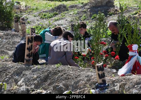 Hatay, provincia di Hatay. 23rd Apr, 2023. La gente piange per i loro parenti che sono morti in un terremoto il 6 febbraio in un cimitero ad Antakya, provincia di Hatay, T¨¹rkiye il 23 aprile 2023. All'arrivo di Eid al-Fitr, molti residenti di Antakya hanno visitato i cimiteri per lutto per i loro parenti uccisi nel terremoto. Credit: Mustafa Kaya/Xinhua/Alamy Live News Foto Stock