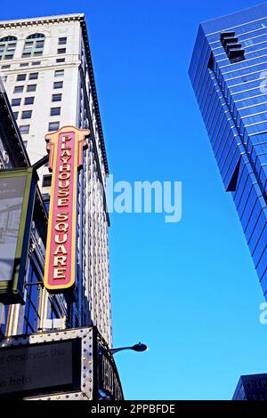 Il segno retro di Playhouse Square contrasta con i grattacieli che rappresentano il vecchio e il nuovo edificio con l'apertura del Keith nel 1921 e l'apertura del palazzo Lumen di fronte ad esso nel 2020. Foto Stock