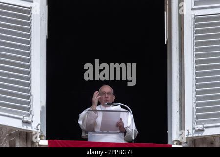 Città del Vaticano, Vaticano, 23 aprile 2023. Papa Francesco consegna la sua preghiera Regina Caeli dalla finestra del suo studio che domina San Piazza Pietro in Vaticano. Maria Grazia Picciarella/Alamy Live News Foto Stock