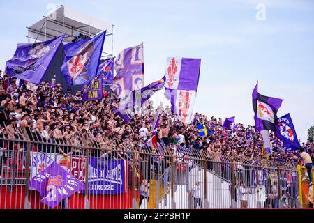 Monza, Italia. 23rd Apr, 2023. Monza, Italia. 23rd Apr, 2023. ACF Fiorentina tifosi durante il campionato italiano Serie Una partita di calcio tra AC Monza e ACF Fiorentina il 23 aprile 2023 allo stadio U-Power di Monza - Credit: Luca Rossini/e-Mage/Alamy Live News Credit: Luca Rossini/e-Mage/Alamy Live News Credit: Luca Rossini/e-Mage/Alamy Live News Foto Stock