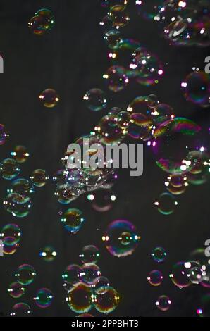 Bolle colorate di sapone. Foto Stock