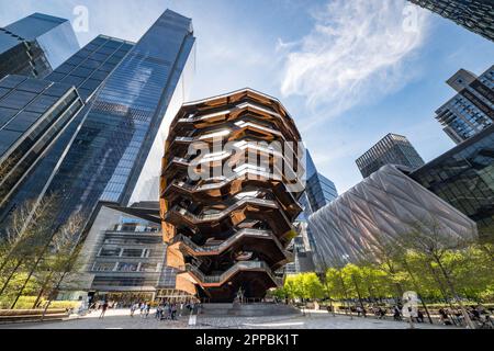 New York, NY - USA - 14 aprile 2023 Vista orizzontale delle persone che godono della nave, un'installazione permanente d'arte nel centro della piazza pubblica presso la H Foto Stock