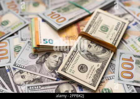 Banconota da 200 euro accanto a 50 euro in più di cento dollari. Trading Euro con Dollaro Foto Stock