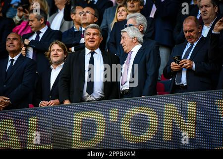 Bercelona, Spagna. 23rd Apr, 2023. Joan Laporta (presidente del FC Barcelona) e Enrique Cerezo (presidente dell'Atletico de Madrid) durante una partita della Liga Santander tra il FC Barcelona e l'Atletico de Madrid allo Spotify Camp Nou, a Barcellona, in Spagna, il 23 aprile 2023. (Foto/Felipe Mondino) Credit: Agenzia indipendente per la fotografia/Alamy Live News Foto Stock