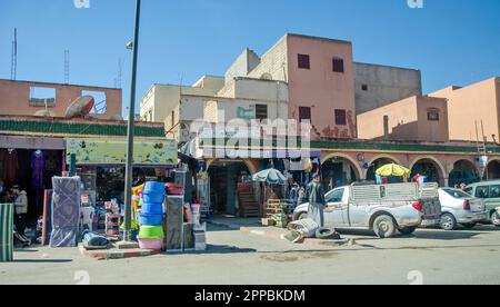 Vita urbana, negozi e laboratori, mercati e vita comune nelle strade del Marocco. Persone e professioni Foto Stock