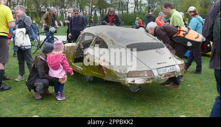 I più piccoli affascinati dalla bicicletta velomobile in stile auto. Evento su più sicurezza della bicicletta da parte di ADFC, biker club tedesco. Foto Stock