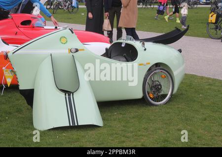 Velomobile singolo, mostrato su grande evento per una maggiore sicurezza dei motociclisti nelle città. ADFC, Germania, 23.04.23 Foto Stock