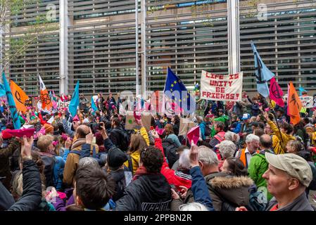 Home Office, 2 Marsham Street, Westminster, Londra, Regno Unito. 23rd Apr, 2023. I manifestanti si sono riuniti fuori dagli uffici nazionali per protestare contro il disegno di legge governativo sulla migrazione illegale, con molti che hanno realizzato piccole barche di carta rosa basate su quelle utilizzate dalla rivolta di estinzione per bloccare le strade. Ogni pezzo di carta usato per fare le barche è una lettera ai parlamentari o alla segretaria di casa Suella Braverman che si lamenta del disegno di legge. Foto Stock