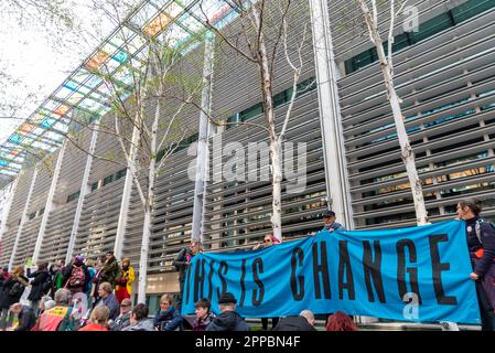 Home Office, 2 Marsham Street, Westminster, Londra, Regno Unito. 23rd Apr, 2023. I manifestanti si sono riuniti fuori dagli uffici nazionali per protestare contro il disegno di legge governativo sulla migrazione illegale, con molti che hanno realizzato piccole barche di carta rosa basate su quelle utilizzate dalla rivolta di estinzione per bloccare le strade. Ogni pezzo di carta usato per fare le barche è una lettera ai parlamentari o alla segretaria di casa Suella Braverman che si lamenta del disegno di legge. Foto Stock