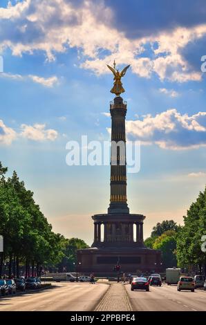 Berlino, Germania - 30 aprile 2014: Statua della Vittoria a Berlino, Germania. Il Siegessaule è la colonna della Vittoria situata sul Tiergarten di Berlino. Foto Stock