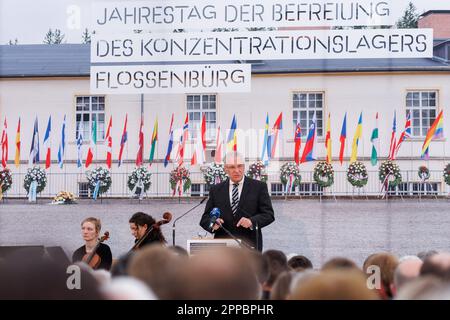 23 aprile 2023, Baviera, Flossenbürg: Joachim Herrmann (CSU), Ministro dell'interno bavarese, interviene in occasione della commemorazione del 78th° anniversario della liberazione del campo di concentramento di Flossenbürg. Il campo di concentramento di Flossenbürg era stato liberato dall'esercito degli Stati Uniti il 23 aprile 1945. Su circa 100.000 persone imprigionate lì o nei campi secondari, circa 30.000 erano morte. Foto: Daniel Karmann/dpa Foto Stock