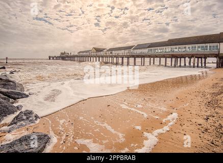 Southwold Pier, North Parade, Southwold IP18 6BN è un molo situato nella città costiera di Southwold, nella contea inglese di Suffolk. Foto Stock