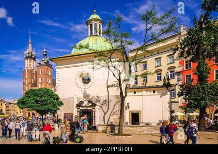 Cracovia, Polonia - 16 agosto 2014: Turisti che visitano la piazza principale del mercato di Cracovia, che è una delle più famose e belle d'Europa. Il St Foto Stock