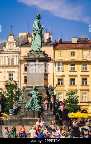 Cracovia, Polonia - 16 agosto 2014: Turisti che visitano la piazza principale del mercato di Cracovia (Polonia), una delle più famose e belle d'Europa Foto Stock