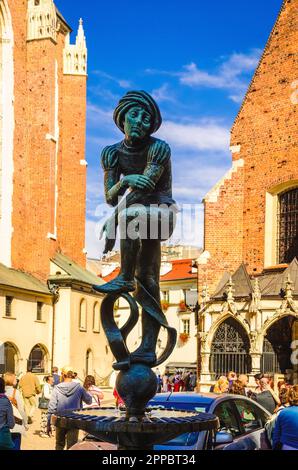 Cracovia, Polonia - 16 agosto 2014: La statua dello scolaro, lo studente di Cracovia. Il Monument si trova a St. Piazza Maria a Cracovia, piena di tour Foto Stock