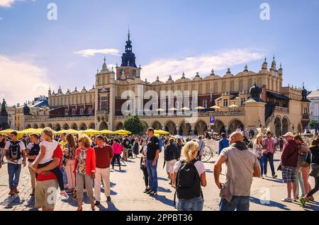 Cracovia, Polonia - 16 agosto 2014: Turisti che visitano la piazza principale del mercato di Cracovia (Polonia), una delle più famose e belle d'Europa Foto Stock