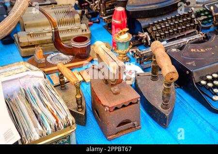 Jelenia Gora, Polonia - 27 settembre 2014: Uno dei più grandi mercati delle pulci in Polonia. Fiera dell'antiquariato che si tiene l'ultimo fine settimana di ogni anno a Jelenia Gora, Foto Stock