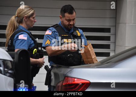 Gli agenti di polizia di Englewood raccolgono e raccolgono le prove. Il Dipartimento di polizia di Englewood a Englewood, New Jersey, Stati Uniti il 22 aprile 2023 ha risposto a una chiamata riguardante un autista che parcheggiava e sembrava addormentarsi. Gli ufficiali che rispondono hanno trovato 28 anni Alpha Diallo, un residente di Englewood, all'interno di una berlina BMW con targhe dello Stato di New York su West Englewood Avenue vicino alla zona di Humphrey Street al mattino. Due ufficiali hanno toccato il finestrino laterale del conducente ma non sono riusciti a svegliare Diallo. Una volta addormentato, Diallo ignorò i comandi degli ufficiali, guidò la macchina e un Foto Stock