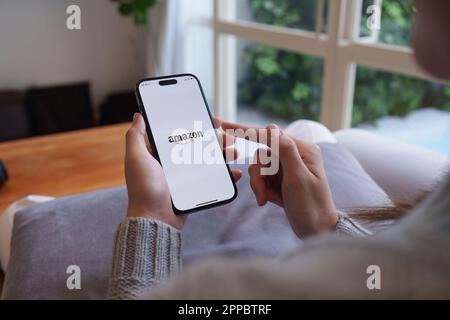 CHIANG mai,THAILANDIA - Apr 21, 2023 : iPhone che mostra il logo Amazon e la carta di credito shopping online. Amazon.com, Inc Elettronica internazionale americana Foto Stock
