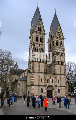 La facciata della Basilica di San Castor (Basilika St Kastor o Kastorkirche) a Coblenza, Germania è stato costruito all'inizio del 9th ° secolo. Foto Stock