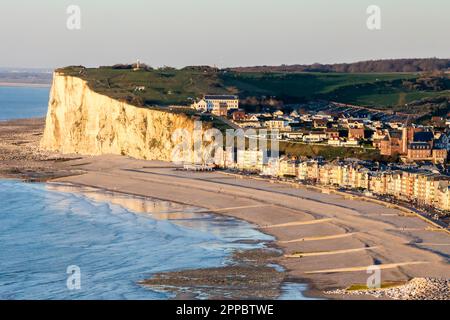 Le Tréport,le Tréport è un comune del dipartimento della Senna Marittima in Normandia, Francia. Un piccolo porto di pescatori e città industriale leggera situato nel Pays de Caux, circa 21 miglia (34 km) a nord-est di Dieppe alla foce del fiume Bresle incontra il canale inglese qui, tra le alte (110 metri o 360 piedi) scogliere di gesso e la spiaggia di ciottoli. Le Tréport è anche un resort sul mare e sede di un casino.The tre città di le Tréport, UE, e, Mers-les-Bains, sono conosciuti localmente come il Three Sisters.France, francese, Europa, europeo Foto Stock