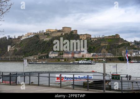 Una vista della fortezza di Ehrenbreitstein sul Reno dal Deutsche Eck (angolo tedesco) a Coblenza, Germania. Foto Stock