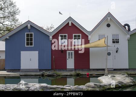 Vivace spiaggia di legno dai colori vivaci. Rosso. Blu. Bianco. Foto Stock