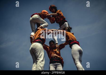 Barcellona, Spagna. 23rd Apr, 2023. I Sagals d'Osona costruiscono una torre umana di fronte alla Sagrada Familia di Barcellona. Credit: Matthias Oesterle/Alamy Live News Foto Stock