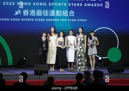 CATHAY HONG KONG SPORTS STARS AWARDS for Team Event Winners (L-R) Hong Kong Table Tennis Team Donne doppie NG Mui-wu; Hong Kong Women's EPEE Team Chan Wai-ling, Chu Ka-mong, Coco Lin Yik-hei, Vivian Kong Nan-wai e Hong Kong Squash Women's Team ho Tze-lok posa per una foto dopo la cerimonia di premiazione presso l'Hong Kong Convention & Exhibition Centre di WAN Chai.18APR23 SCMP/Yik Yeung-man Foto Stock