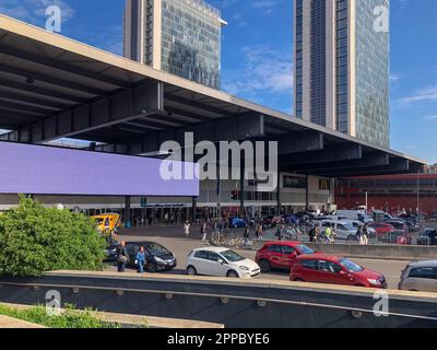 Ingresso esterno della Stazione Garibaldi e delle Torri Garibaldi, grattacieli. Stazione ferroviaria Milano porta Garibaldi. Milano, Italia Foto Stock