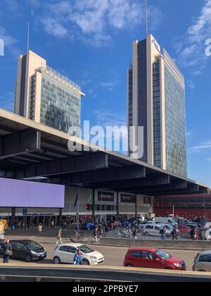 Ingresso esterno della Stazione Garibaldi e delle Torri Garibaldi, grattacieli. Stazione ferroviaria Milano porta Garibaldi. Milano, Italia Foto Stock