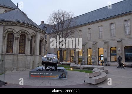 Una mostra Citroen 2CV per una mostra speciale permis De Conduire, permesso di guidare fuori dal Musee des Arts et Metiers, Parigi, Francia, gennaio 2023 Foto Stock