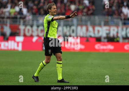 Milano, Italia. 23rd Apr, 2023. Arbitro Daniele Chiffi in azione durante la Serie A 2022/23 Football Match tra AC Milan e US Lecce allo Stadio San Siro di Milano il 23 aprile 2023 Credit: Live Media Publishing Group/Alamy Live News Foto Stock