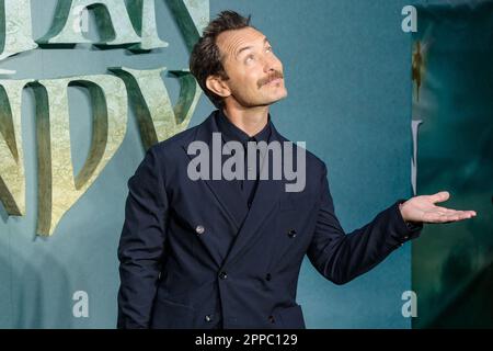 Jude Law arriva al Curzon, Mayfair, per la prima mondiale di Disney + film originale, “Peter Pan & Wendy”. Foto di Amanda Rose/Alamy Foto Stock