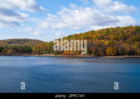 Caduta fogliame in un serbatoio nel New England durante l'autunno Foto Stock