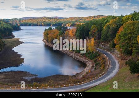 Caduta fogliame in un serbatoio nel New England durante l'autunno Foto Stock