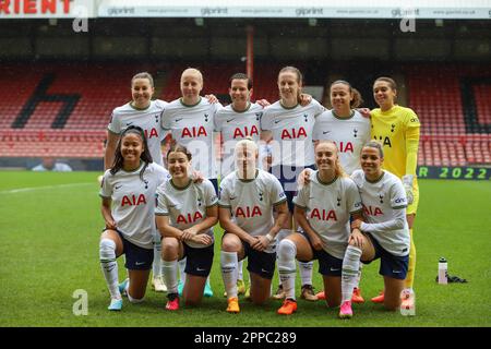 Londra, Regno Unito. 23rd Apr, 2023. Londra, Inghilterra, 23 2023 aprile: I giocatori di Tottenham Hotspur si pongono per una foto di squadra prima del gioco di fa Womens Super League tra Tottenham Hotspur e Aston Villa a Brisbane Road a Londra, Inghilterra. (Alexander Canillas/SPP) Credit: SPP Sport Press Photo. /Alamy Live News Foto Stock