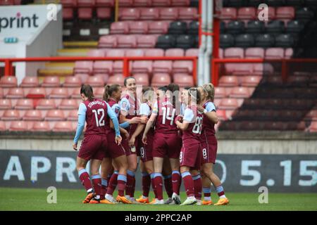 Londra, Regno Unito. 23rd Apr, 2023. Londra, Inghilterra, 23 2023 aprile: I giocatori di Aston Villa celebrano un gol il gioco di fa Womens Super League tra Tottenham Hotspur e Aston Villa a Brisbane Road a Londra, Inghilterra. (Alexander Canillas/SPP) Credit: SPP Sport Press Photo. /Alamy Live News Foto Stock