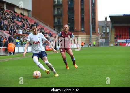 Londra, Regno Unito. 23rd Apr, 2023. Londra, Inghilterra, 23 2023 aprile: Ashleigh Neville (29 Tottenham Hotspur) protegge la palla durante il gioco di fa Womens Super League tra Tottenham Hotspur e Aston Villa a Brisbane Road a Londra, Inghilterra. (Alexander Canillas/SPP) Credit: SPP Sport Press Photo. /Alamy Live News Foto Stock