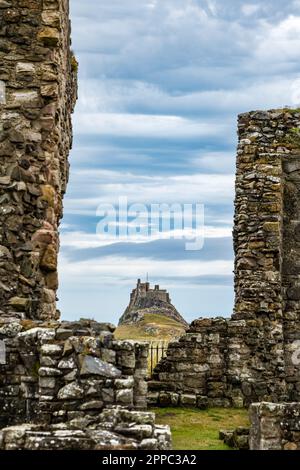Vista del castello di Lindisfarne dalle rovine del Priorato, dall'isola Santa di Lindisfarne, Northumberland, Inghilterra, Regno Unito Foto Stock