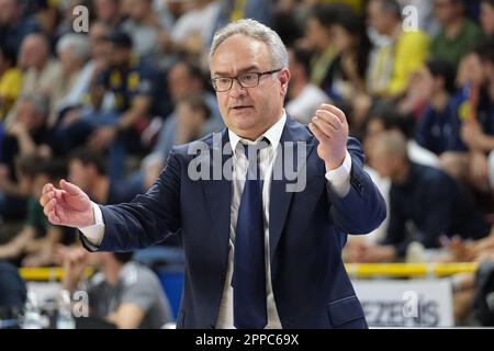 Verona, Italia. 23rd Apr, 2023. Stefano Sacripanti allenatore capo di Givova Scafati durante Tezenis Verona vs Givova Scafati, Campionato Italiano Basket Serie A a a Verona, Aprile 23 2023 Credit: Independent Photo Agency/Alamy Live News Foto Stock