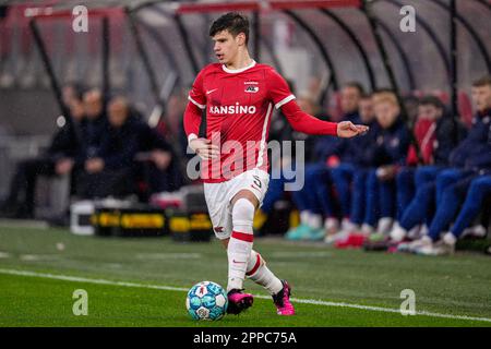 ALKMAAR, PAESI BASSI - APRILE 23: Milos Kerkez di AZ durante la partita di Eredivie tra AZ e RKC Waalwijk allo stadio AFAS il 23 Aprile 2023 ad Alkmaar, Paesi Bassi (Foto di Patrick Goosen/Orange Pictures) Foto Stock