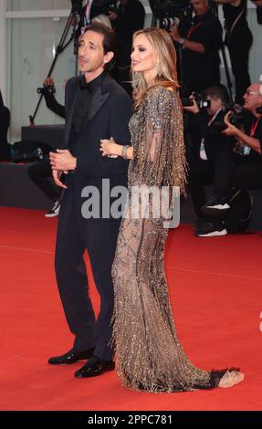 VENEZIA, ITALIA - 08 SETTEMBRE: Adrien Brody e Georgina Chapman parteciperanno al tappeto rosso 'bionda' al 79th° Festival del Cinema di Venezia il 08 settembre 2022 Foto Stock