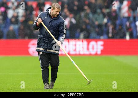 Rotterdam, Paesi Bassi. 23rd Apr, 2023. ROTTERDAM, PAESI BASSI - APRILE 23: Un preparatore al lavoro durante la partita di Eredivie tra Feyenoord e FC Utrecht allo Stadion Feijenoord il 23 Aprile 2023 a Rotterdam, Paesi Bassi (Foto di ben Gal/Orange Pictures) Credit: Orange Pics BV/Alamy Live News Foto Stock