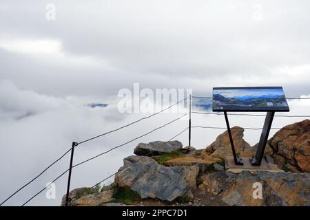 Vista dalla stazione Nid d'Aigle, al ghiacciaio Bionnassay, sul tour di Tramway du Mont Blanc, alpi francesi, Rodano - Alpi, zona Chamonix Foto Stock