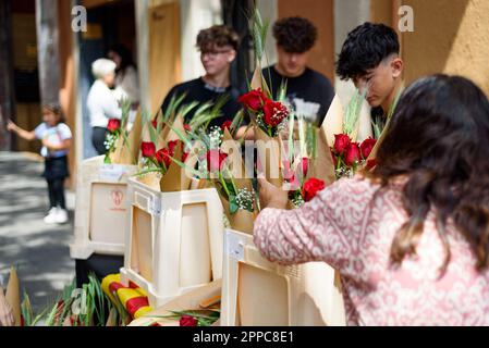 Barcellona, Spagna. 23rd Apr, 2023. Una donna si vede comprare rose rosse in una stalla durante la tradizionale festa catalana di San Giorgio. In questo giorno, conosciuto come "giorno di San Giorgio" (Diada de Sant Jordi in catalano), l'amore e la letteratura vengono celebrati vendendo libri e rose rosse in tutto il paese. Dall'anno 1997 lo slogan ufficiale di questo giorno è stato 'Una rosa per un amore e un libro per sempre'. (Foto di Davide Bonaldo/SOPA Images/Sipa USA) Credit: Sipa USA/Alamy Live News Foto Stock